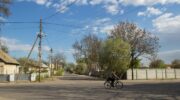 Calle de la ciudad de Aleshki, en la región de Jersón, con un ciclista en un cruce