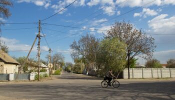 Calle de la ciudad de Aleshki, en la región de Jersón, con un ciclista en un cruce