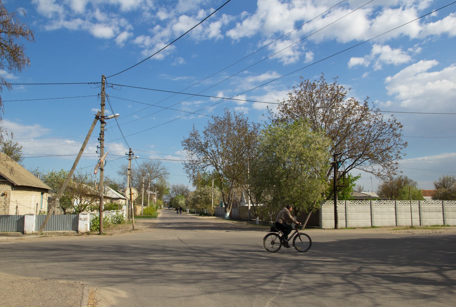 Calle de la ciudad de Aleshki, en la región de Jersón, con un ciclista en un cruce