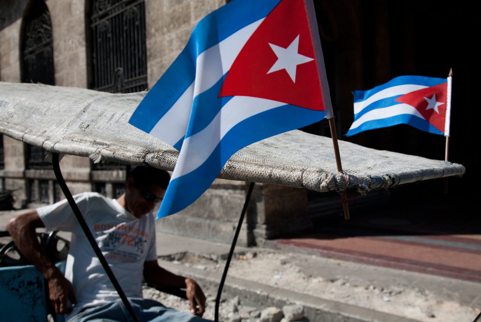 Bicitaxi con banderas cubanas en una calle de La Habana