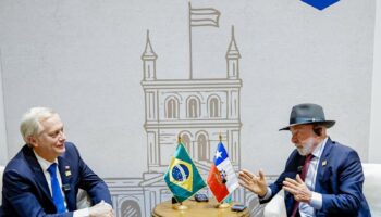 Luiz Inácio Lula da Silva y José Antonio Kast conversan sentados junto a las banderas de Brasil y Chile en Asunción, junio de 2026