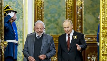 El presidente de Brasil, Luiz Inácio Lula da Silva, y el presidente de Rusia, Vladímir Putin, en el Gran Palacio del Kremlin, 9 de mayo de 2025