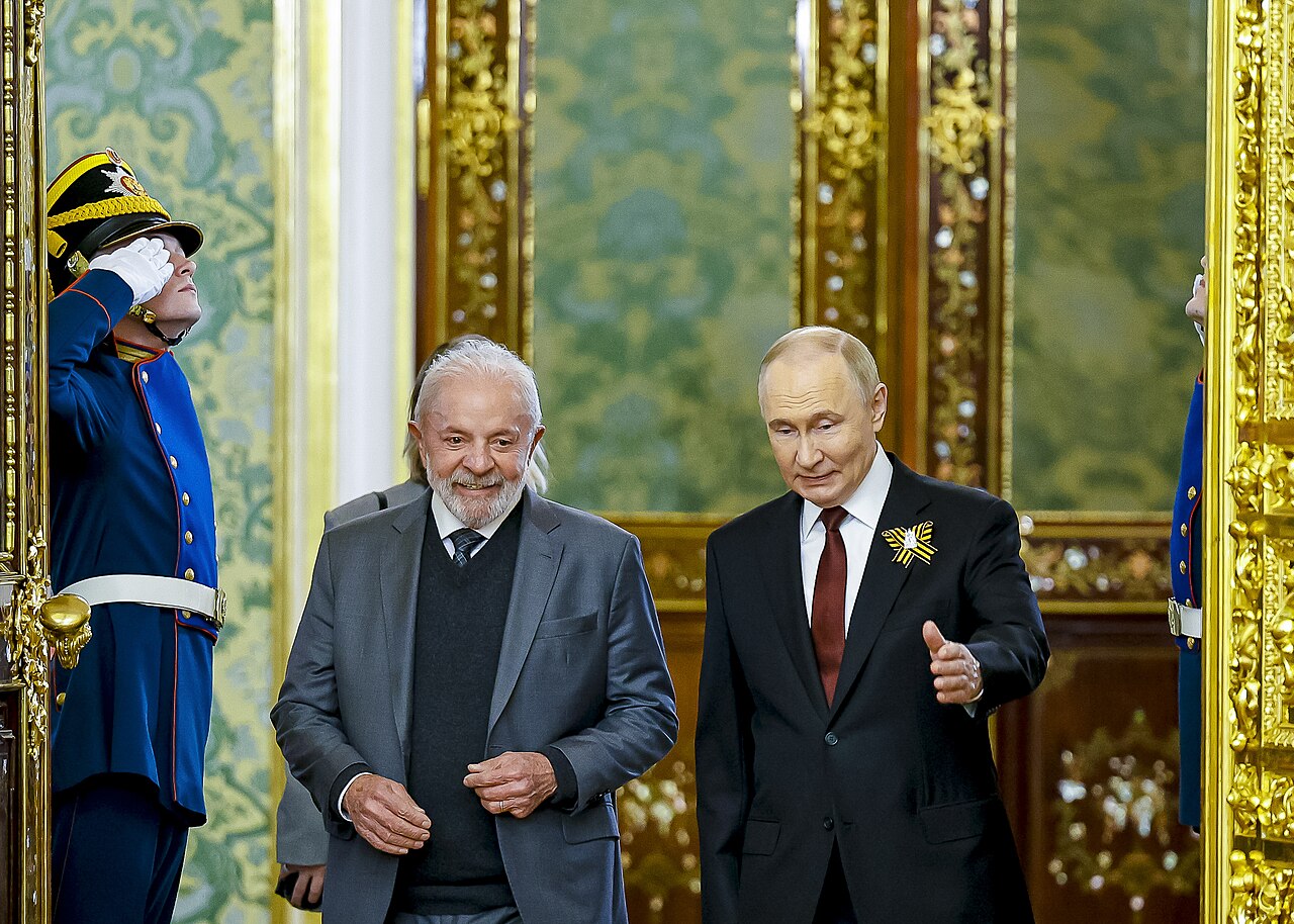 El presidente de Brasil, Luiz Inácio Lula da Silva, y el presidente de Rusia, Vladímir Putin, en el Gran Palacio del Kremlin, 9 de mayo de 2025