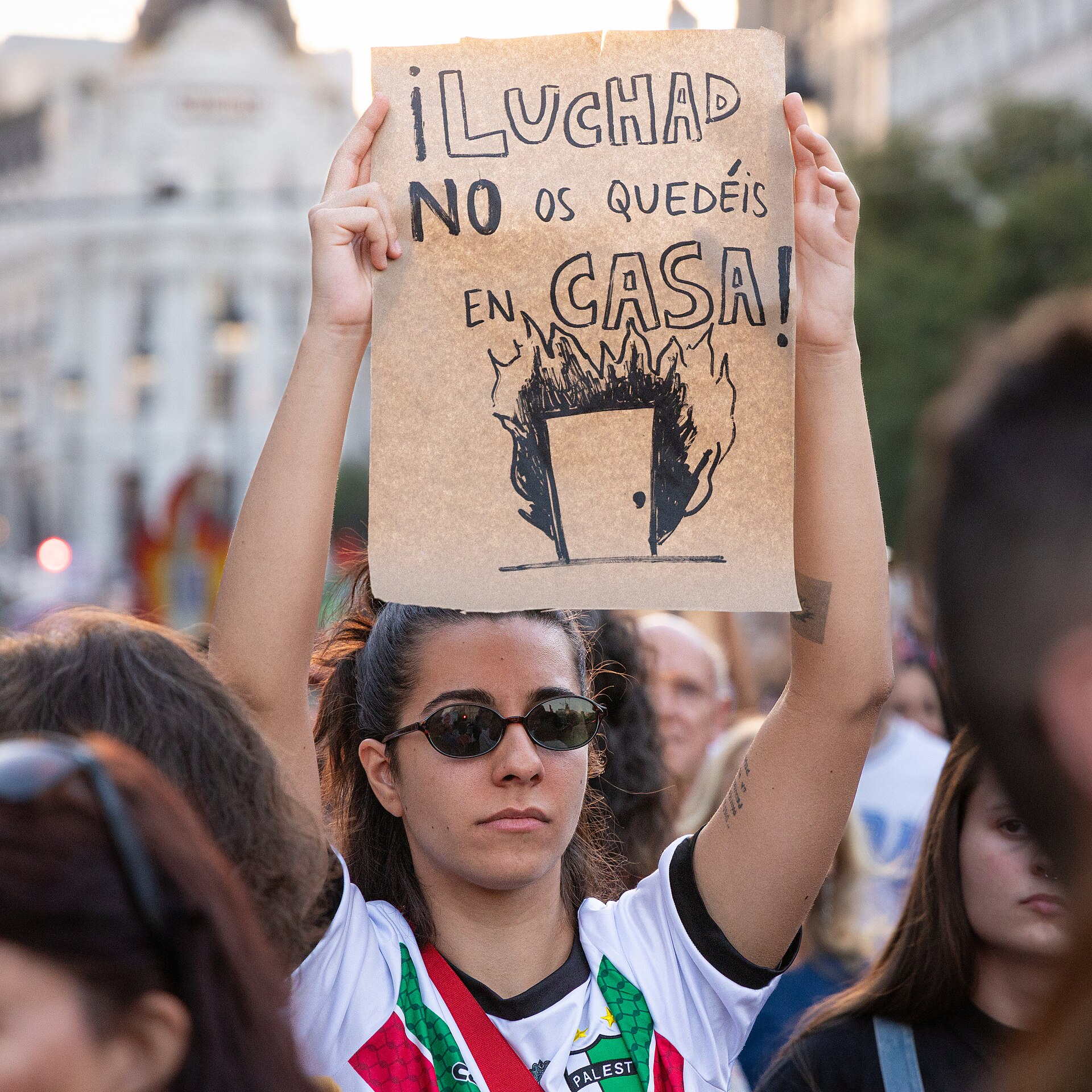 Manifestante con un cartel en la marcha por la vivienda «Ni una Maricarmen más» en Madrid el 26 de septiembre de 2026
