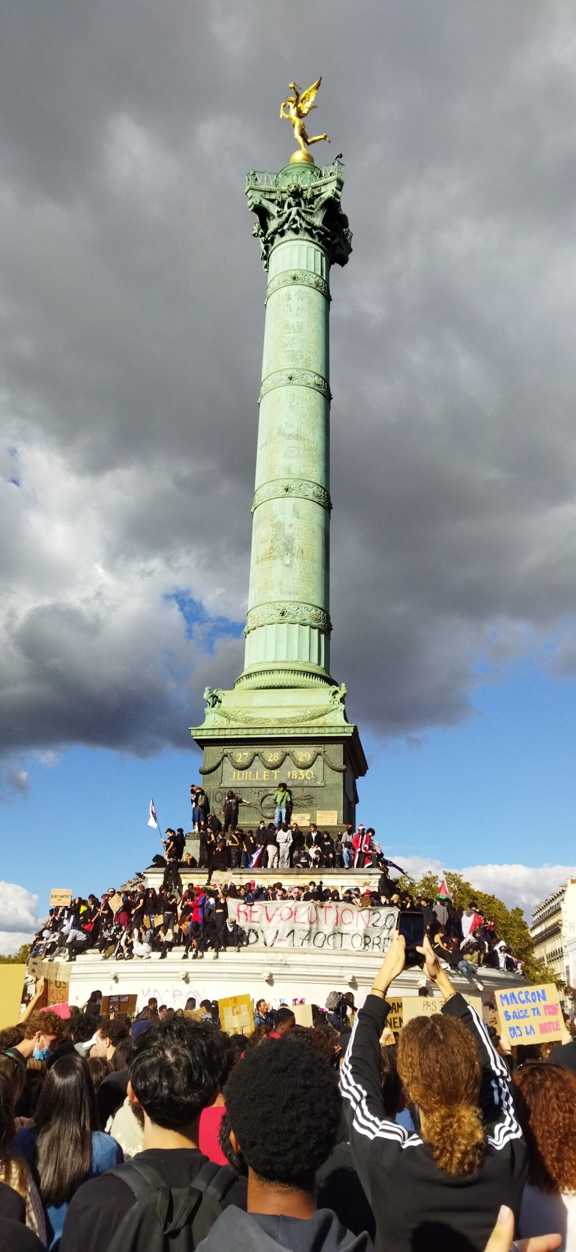 Manifestantes junto a la Columna de Julio en la plaza de la Bastilla de París el 8 de octubre de 2026