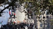 Manifestantes sobre el monumento de la plaza de la República de París durante la protesta del 17 de octubre de 2026