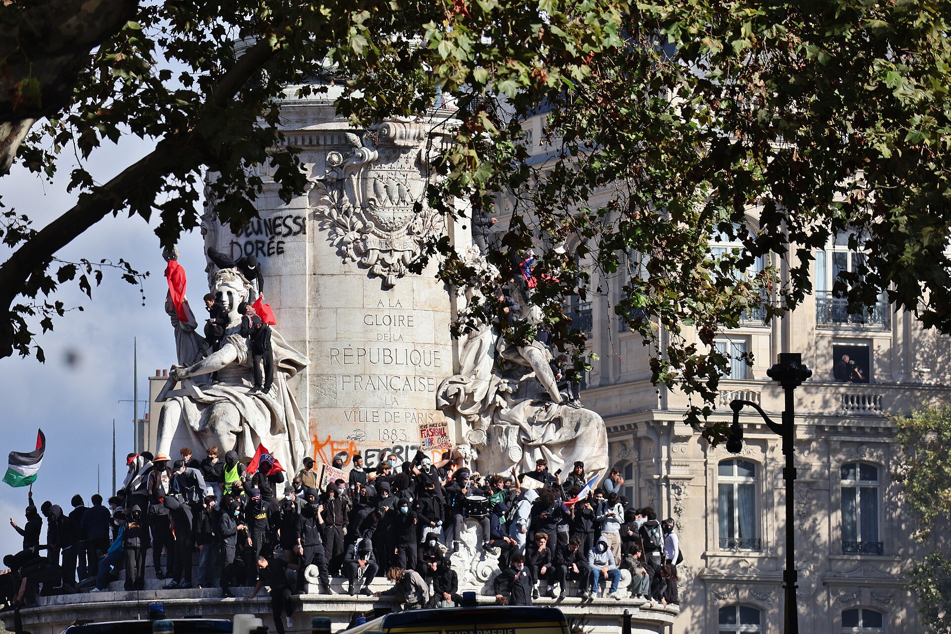Manifestantes sobre el monumento de la plaza de la República de París durante la protesta del 17 de octubre de 2026