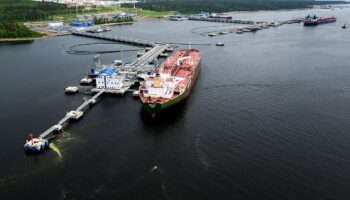 Танкер у нефтеналивного терминала в порту Приморск на Балтийском море, вид сверху
