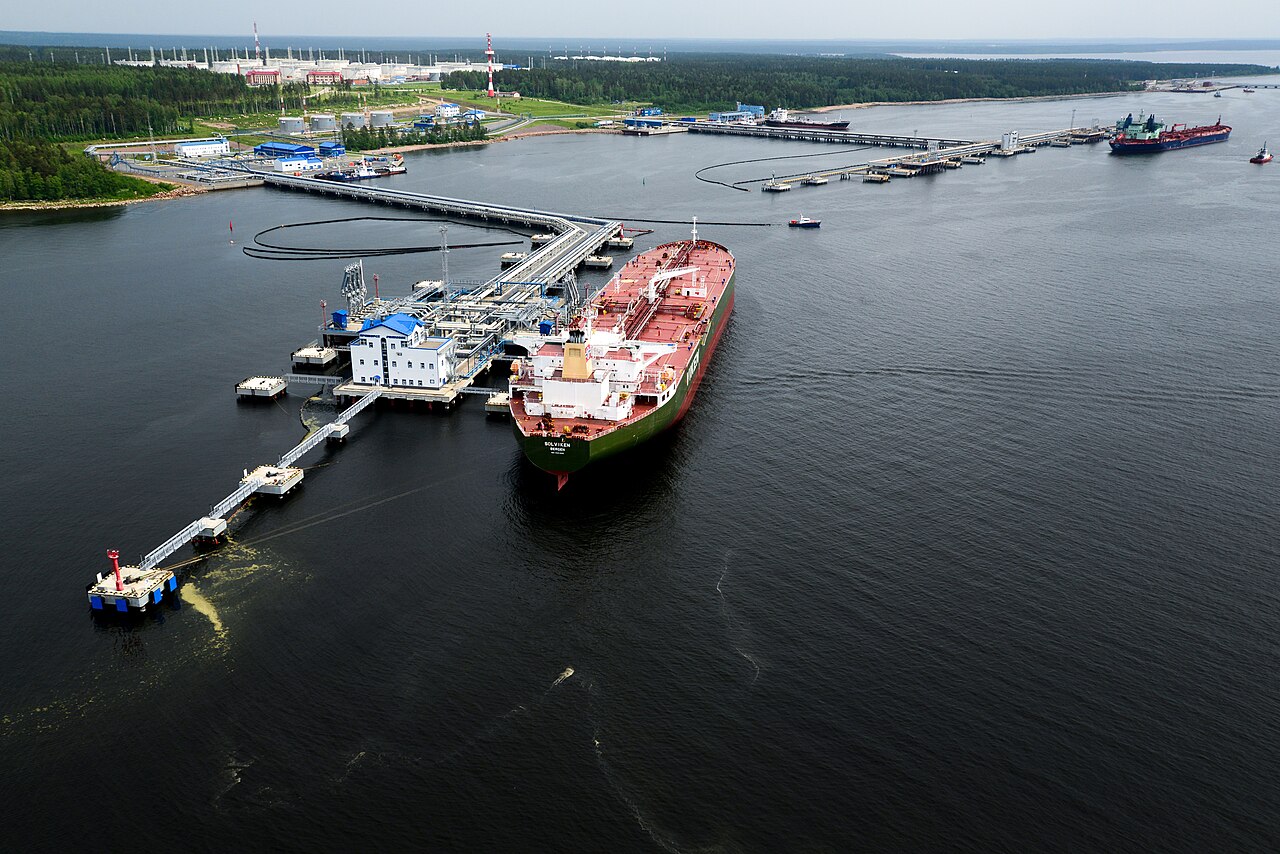 Buque tanque en la terminal petrolera del puerto de Primorsk, en el mar Báltico, vista aérea
