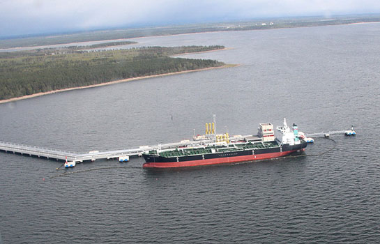 Buque tanque atracado en la terminal de derivados del petróleo de Primorsk durante la inauguración del proyecto Sever en 2008