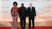 Vladímir Putin saluda al presidente de Burundi y presidente de la Unión Africana, Évariste Ndayishimiye, y a su esposa antes de la recepción de gala de la tercera cumbre Rusia-África en el Kremlin, 28 de octubre de 2026