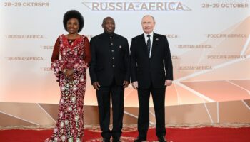 Vladímir Putin saluda al presidente de Burundi y presidente de la Unión Africana, Évariste Ndayishimiye, y a su esposa antes de la recepción de gala de la tercera cumbre Rusia-África en el Kremlin, 28 de octubre de 2026