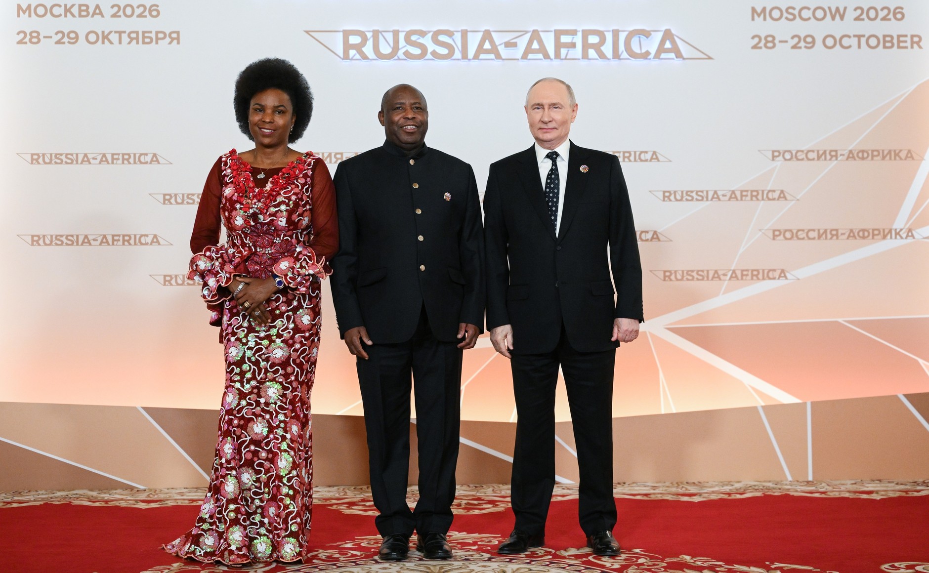 Vladímir Putin saluda al presidente de Burundi y presidente de la Unión Africana, Évariste Ndayishimiye, y a su esposa antes de la recepción de gala de la tercera cumbre Rusia-África en el Kremlin, 28 de octubre de 2026