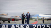 Vladímir Putin y Donald Trump se dan la mano en la base Elmendorf-Richardson, en Alaska, con cazas F-22 y el avión Air Force One de fondo