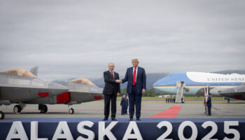 Vladímir Putin y Donald Trump se dan la mano en la base Elmendorf-Richardson, en Alaska, con cazas F-22 y el avión Air Force One de fondo