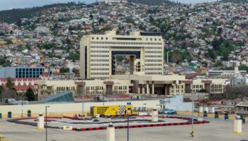 Edificio del Congreso Nacional de Chile en Valparaíso, con los cerros de la ciudad al fondo