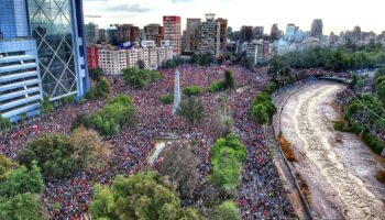Vista aérea con dron de la multitudinaria marcha en Plaza Baquedano, Santiago, el 25 de octubre de 2019