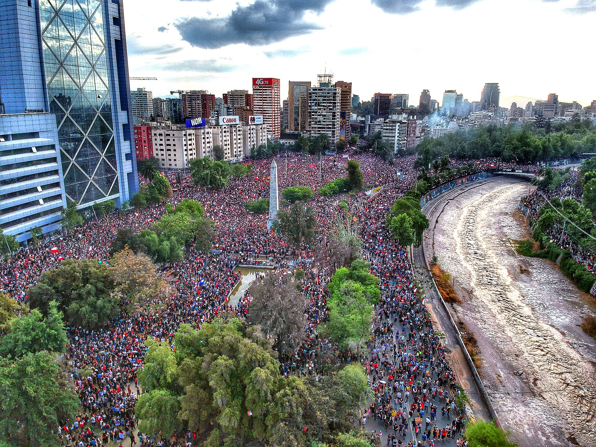 Vista aérea con dron de la multitudinaria marcha en Plaza Baquedano, Santiago, el 25 de octubre de 2019