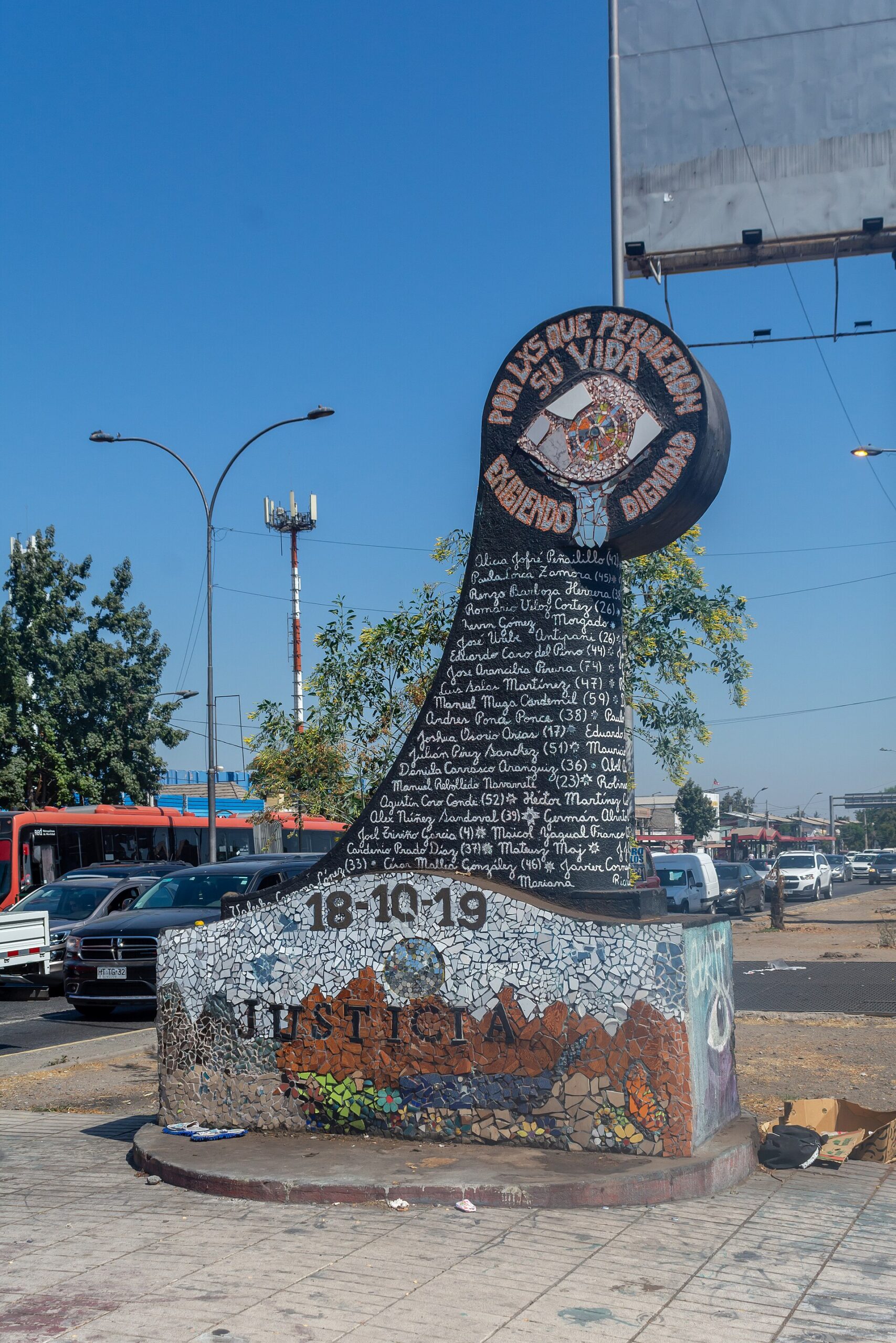 Monumento a los fallecidos del estallido social en Santiago