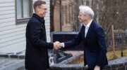 El presidente de Finlandia, Alexander Stubb, y el primer ministro de Noruega, Jonas Gahr Støre, se dan la mano en Helsinki, 26 de marzo de 2026