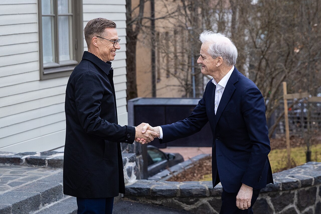 El presidente de Finlandia, Alexander Stubb, y el primer ministro de Noruega, Jonas Gahr Støre, se dan la mano en Helsinki, 26 de marzo de 2026